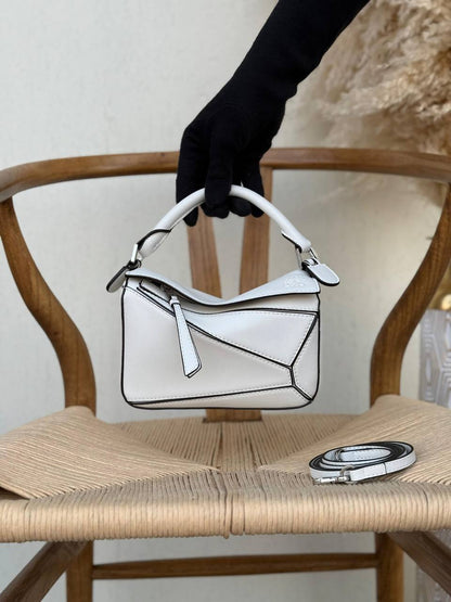 LOEWE

18cm

340 dhs🪙🌨️
Top quality 

With box🎁

Zain167
♥️♥️♥️