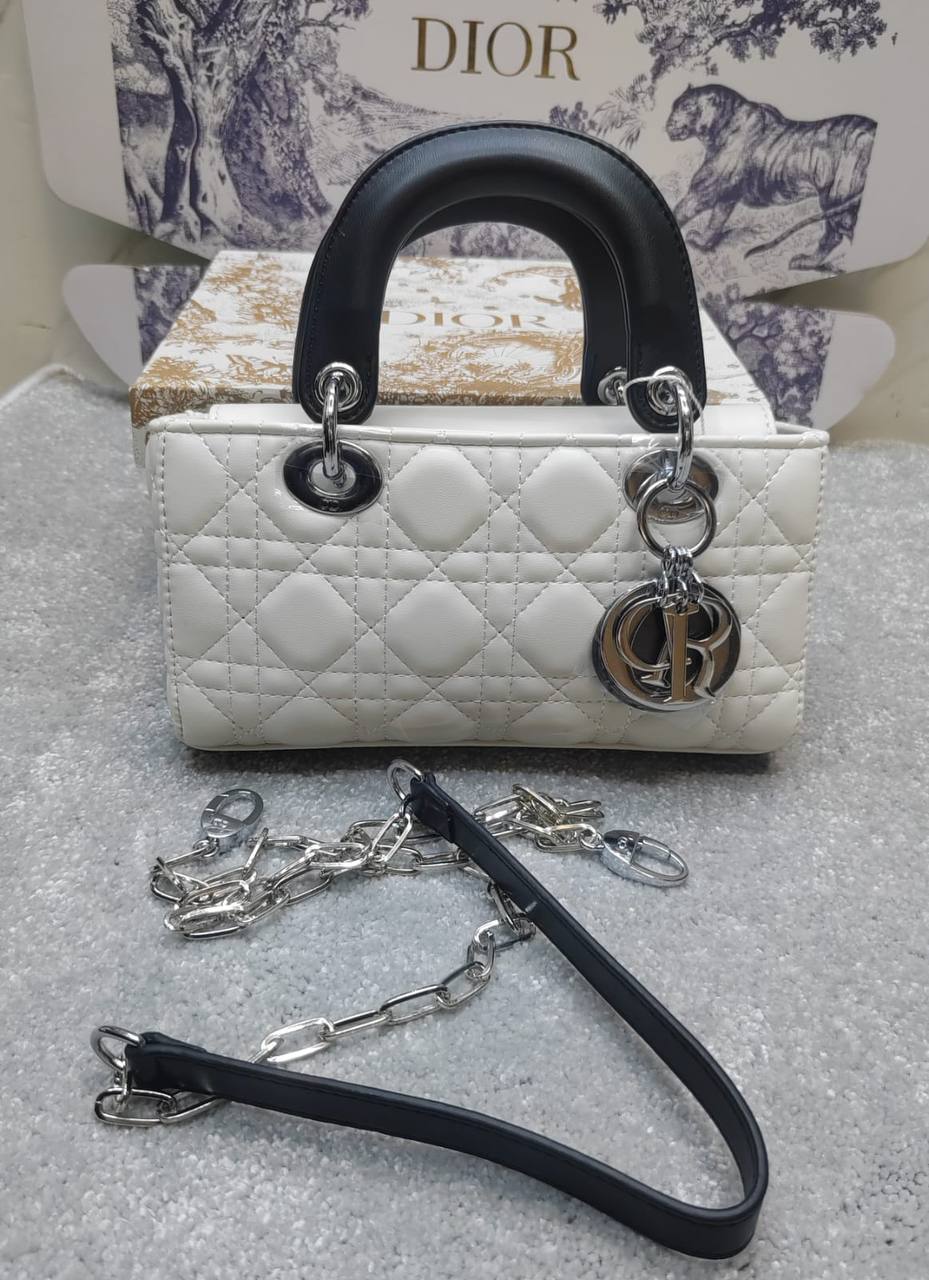 Dior
high quality
120 dhs🇦🇪🇦🇪
with box

Zain143
♥️♥️♥️
