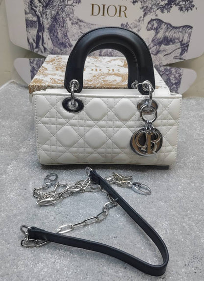 Dior
high quality
120 dhs🇦🇪🇦🇪
with box

Zain143
♥️♥️♥️