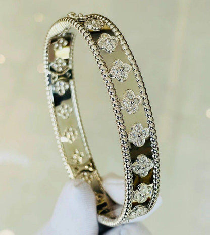 VCA ❤️‍🔥*
Bangle 🦋
Master quality 💯
With normal boxes 🗃️ 
85 dhs✅
With master box 📦 
130 dhs✅

Zain216
♥️♥️♥️