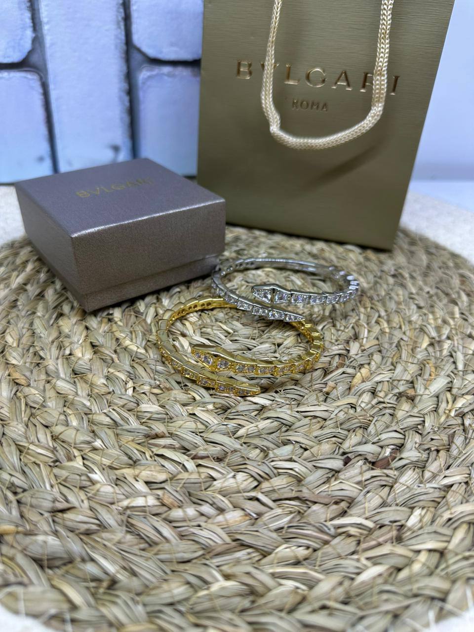 Bangle ❤️‍🔥*
good quality 💯
With same boxes 🗃️ 
And paper bag 🛍️
40 dhs🪙🌨️

Zain216
♥️♥️♥️