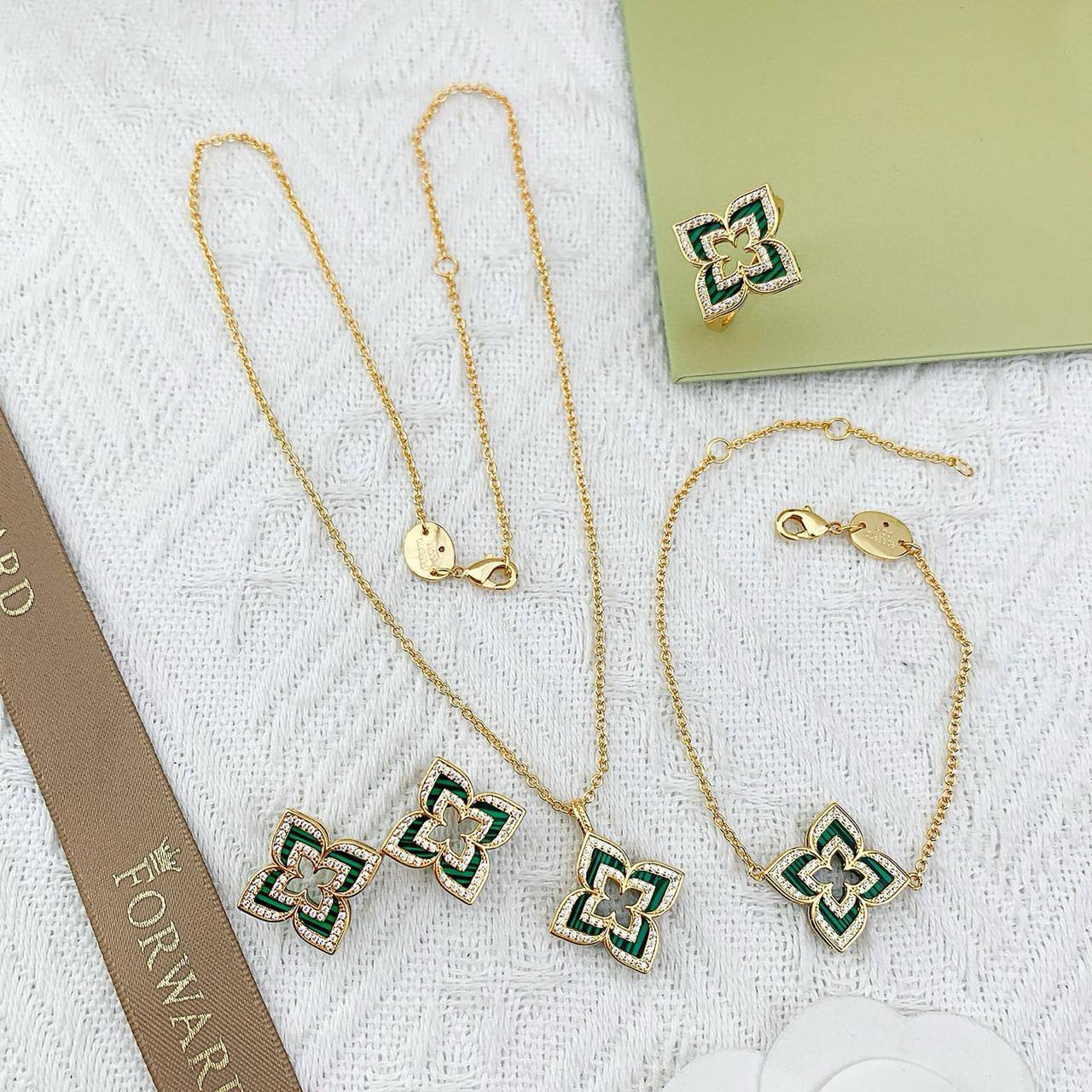 RC set* 💐
Necklace 
Earrings 
Bracelet 
Ring 💍 
Master quality ✨

150 dhs🪙🌨️
normal box 📦

Zain48
♥️♥️♥️