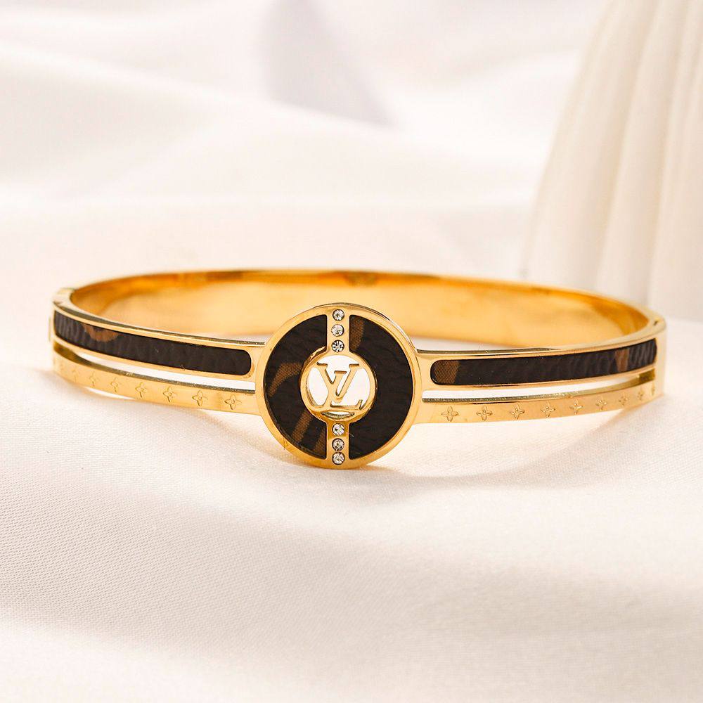 New arrival branded bangle and bracelet 
40 dhs💓

Zain243
♥️♥️♥️