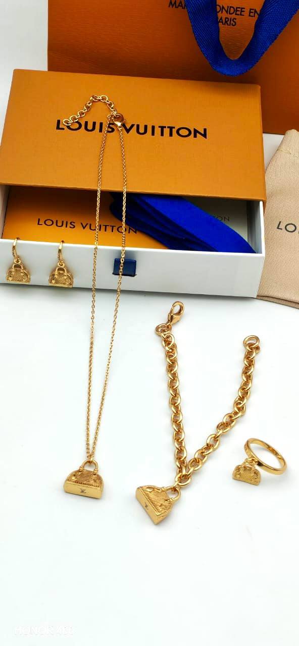 LV
Tiffany &co
Set

200 dhs🇦🇪🇦🇪

Zain122
♥️♥️♥️