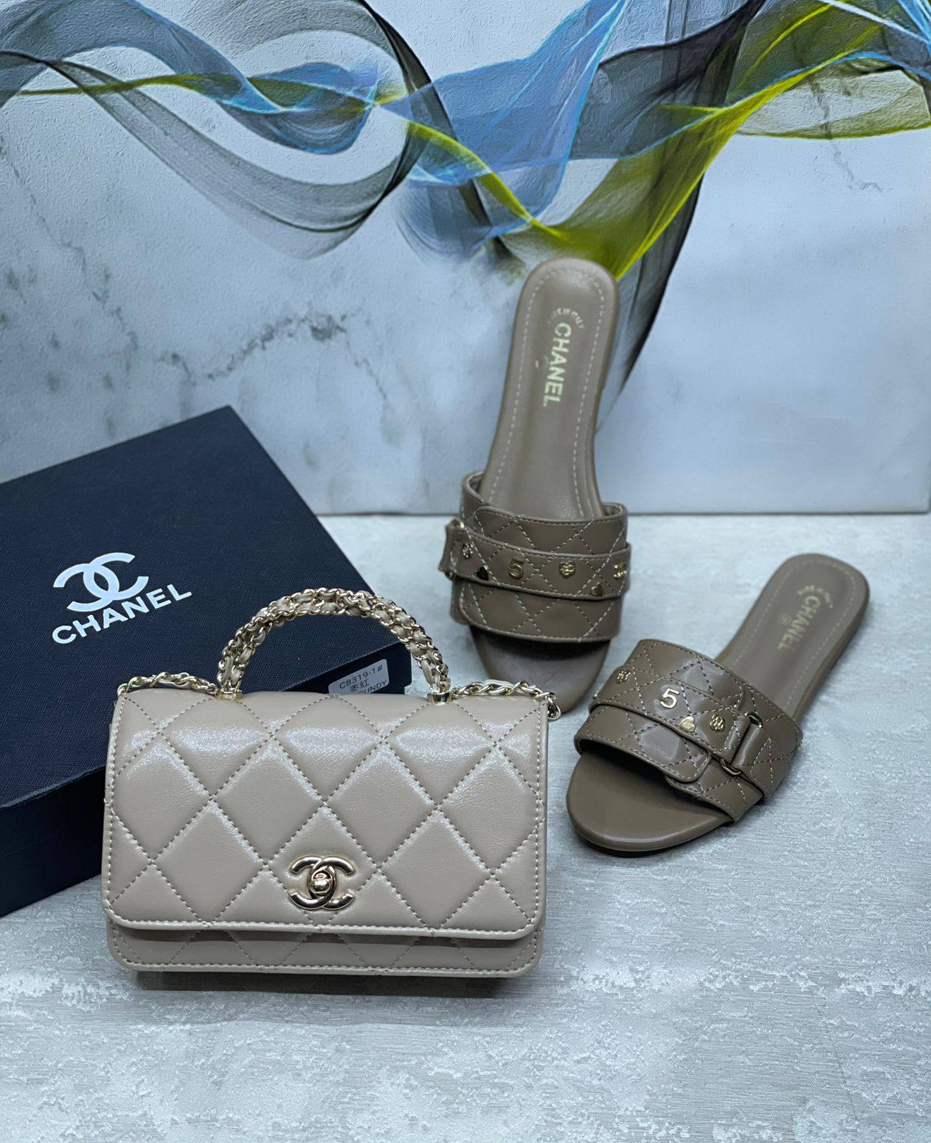 Gucci
good quality, 
comes with box, 
🎁🎁🎁

size... 19*11 cm 
70 dhs❣️

Zain12
♥️♥️♥️