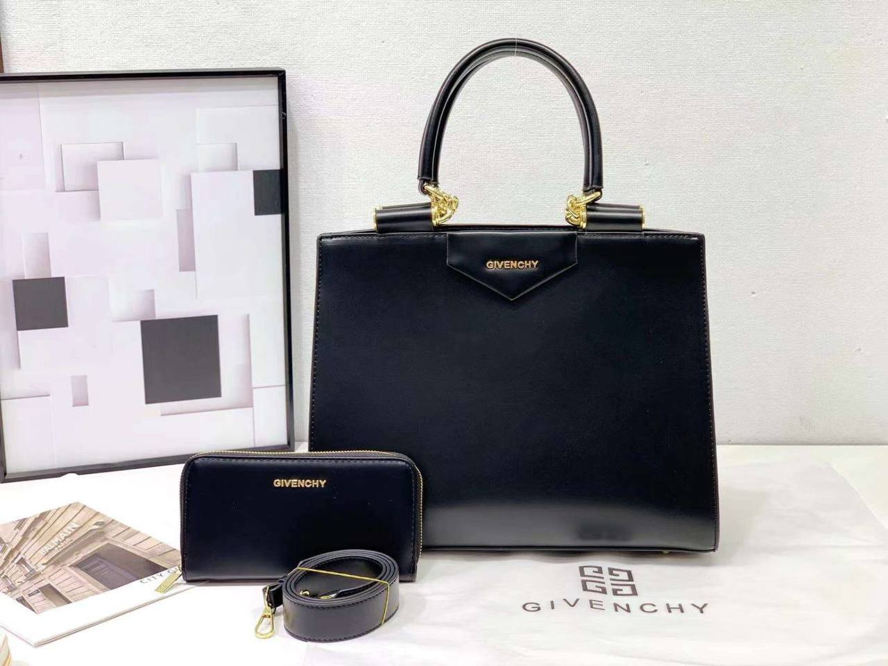 GIVENCHY Antigona Handbag
With Zipper Long Wallet
And Long Belt Strap
Gold Hardware
Size : 35 cm

120 dhs✅

Zain239
♥️♥️♥️