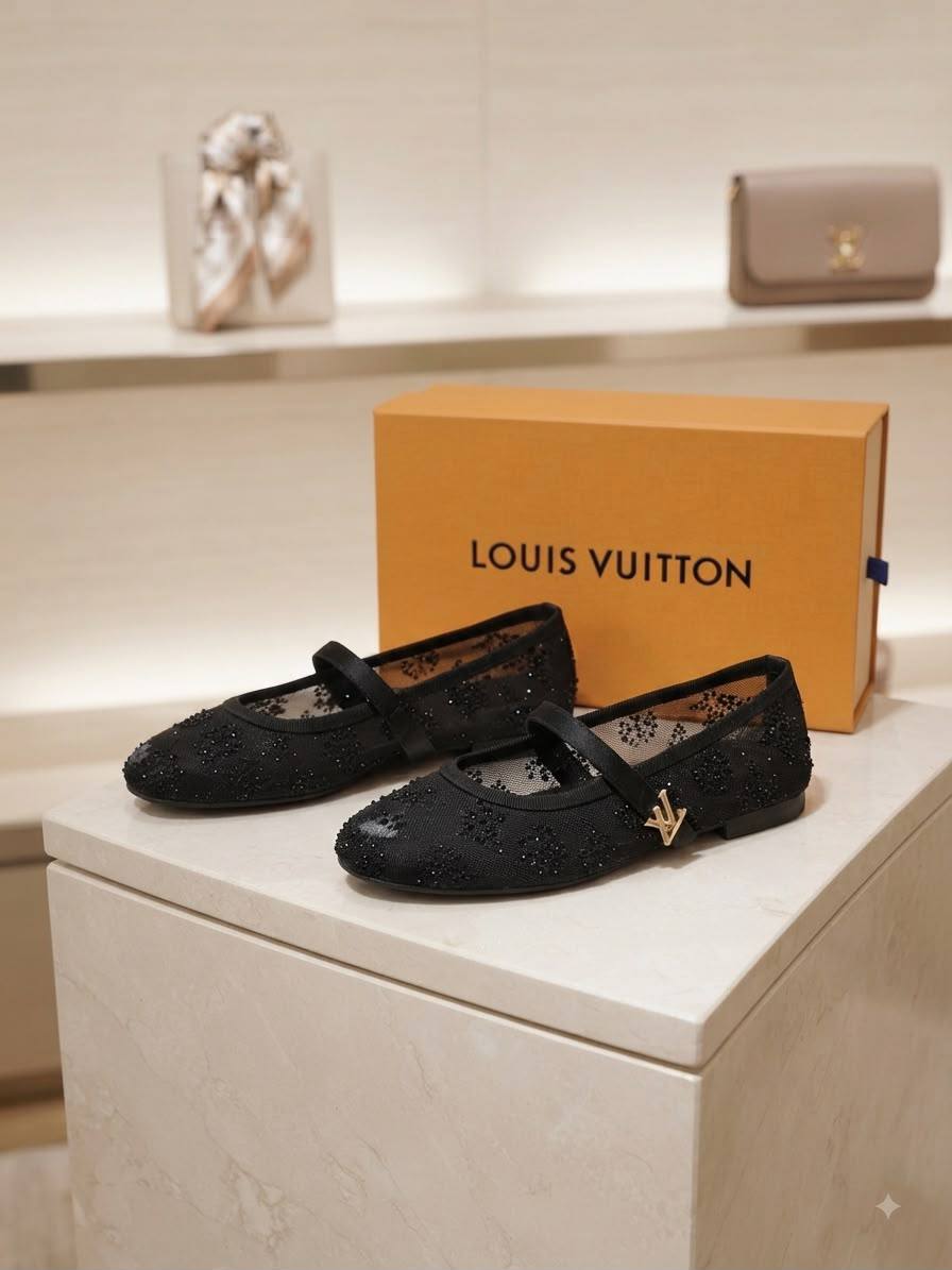 LV
100 dhs🇦🇪🇦🇪
Size 36-41

Zain40
♥️♥️♥️