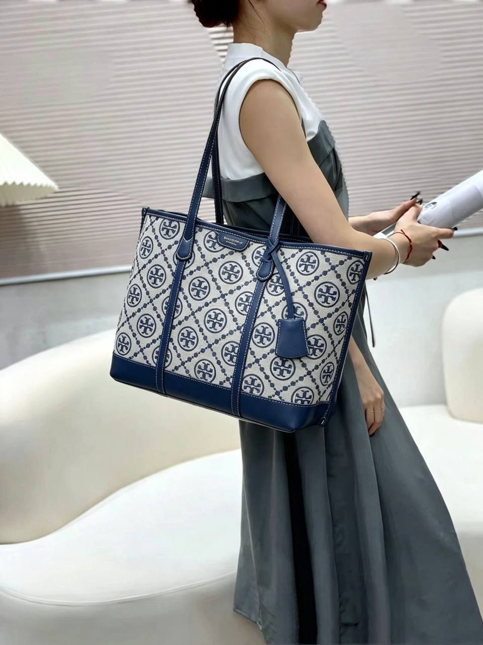 TORY BURCH 
GOOD QUALITY 
100 dhs🇦🇪🇦🇪

Zain295
♥️♥️♥️