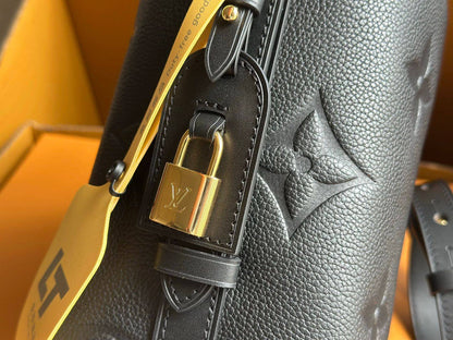 Louis Vuitton
Color:Black / very dark charcoal
Grained calfskin leather
Gold-tone metal details

For Price 👇 WhatsApp✅
0568585901 
0507557372
0552275751 Owner Zain 👌

Zain325
♥️♥️♥️