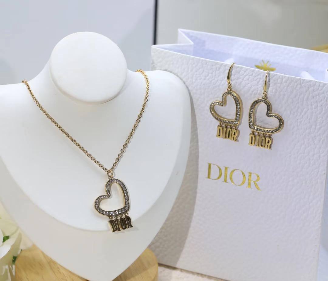 DIOR set* 💎
Necklace 
Earrings 
Master Quality 💐

95 dhs🪙🌨️
normal box 📦

Zain48
♥️♥️♥️