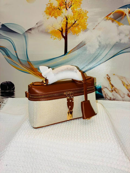 LORO PIANA
Best quality 
95 dhs✅
size19CM

Zain290
♥️♥️♥️