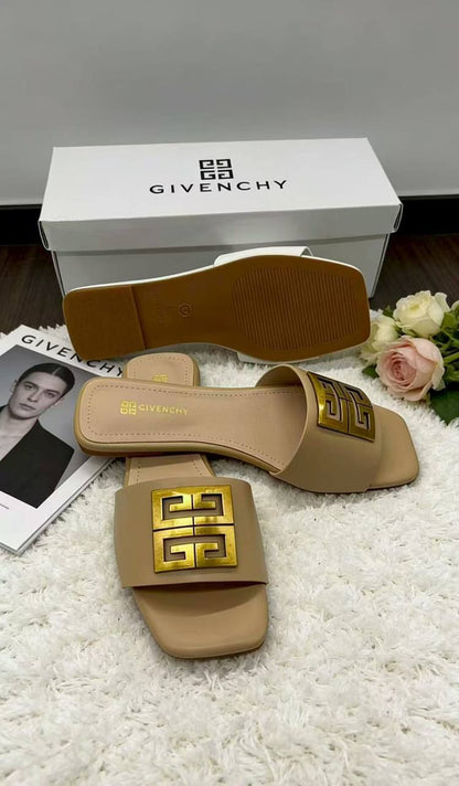 Givenchy
Slippers Sizes 
36-41 
60 dhs🇦🇪

Zain232
♥️♥️♥️