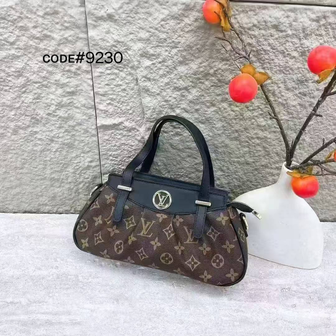 LV
ᴄʟᴀssɪᴄ ᴛɪᴠᴏʟɪ ʜᴀɴᴅʙᴀɢ
ᴡɪᴛʜ ʟᴏɴɢ ʙᴇʟᴛ sᴛʀᴀᴘ
sɪᴢᴇ : 27 cm

65 dhs🪙💕

Zain31
♥️♥️♥️