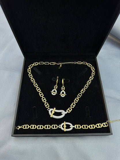 *SET ❤️‍🔥*
Necklace 🐦‍🔥
Earring🌸
Bracelet ✨
Ring 💍 
good quality 💯
With normal boxes 🗃️ 
And paper bag 🛍️
55 dhs❣️

Zain216
♥️♥️♥️