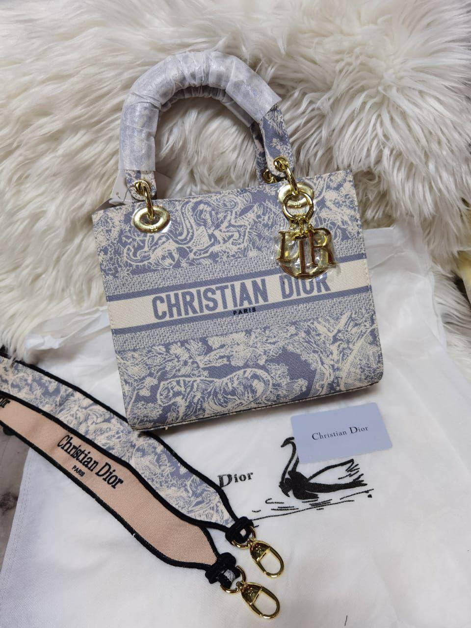 💗 Lady Dior
1⃣️ First quality
Size : 24 * 20 cm
80 dhs✅

Zain115
♥️♥️♥️