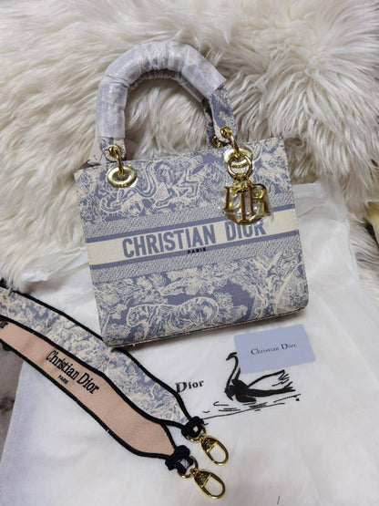 💗 Lady Dior
1⃣️ First quality
Size : 24 * 20 cm
80 dhs✅

Zain115
♥️♥️♥️