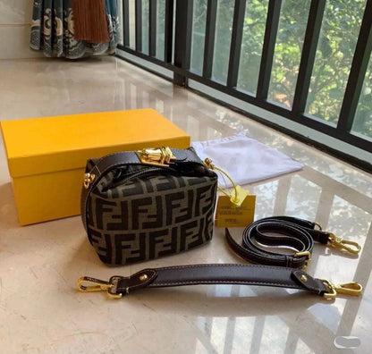 🌹 Fendi Mon Tresor
1⃣️ First quality +🎁
size : 19 * 14 * 10 cm
90 dhs🇦🇪🇦🇪
with box 🎁

Zain115
♥️♥️♥️