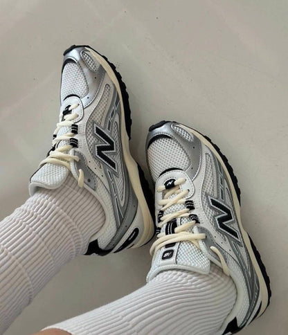 New Balance 204L Silver Metallic Black ，
Size 36-45 ，
230 dhs🪙🖤

Zain18
♥️♥️♥️