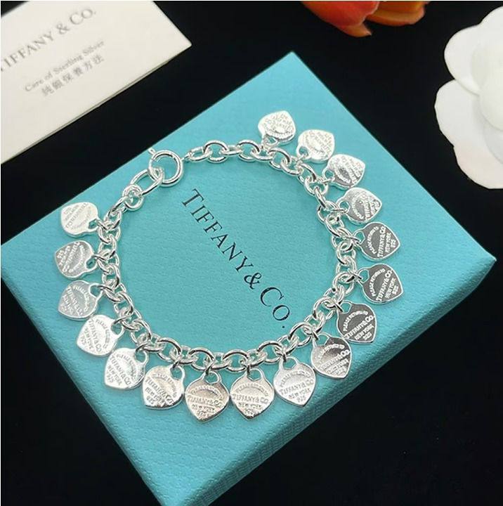 Tiffany ❤️‍🔥*
Necklace 🦋
Bracelet 🐦‍🔥
Master quality 💯
With normal boxes 📦 
125 dhs❣️
With master box 🗃️ 
135 dhs❣️

Zain216
♥️♥️♥️