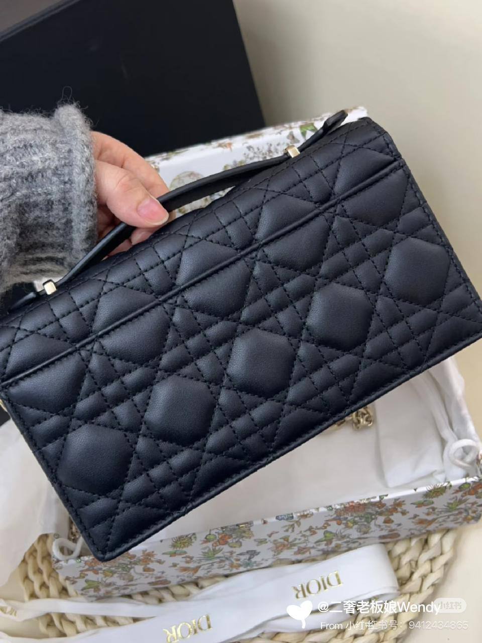 💖 Dior chanel
1⃣️ First quality +🎁
Size : 21 * 12 cm
115 dhs❣️
with box 🎁

Zain115
♥️♥️♥️
