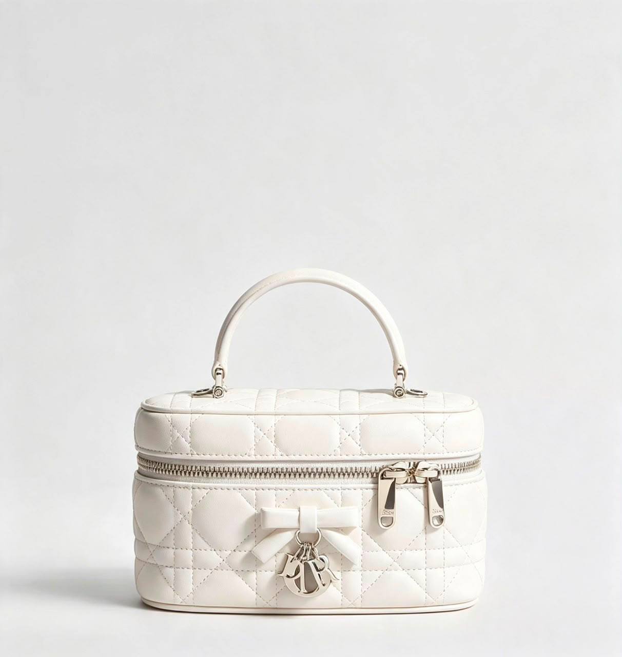 Dior
120 dhs✅
good-quality with box

Zain28
♥️♥️♥️