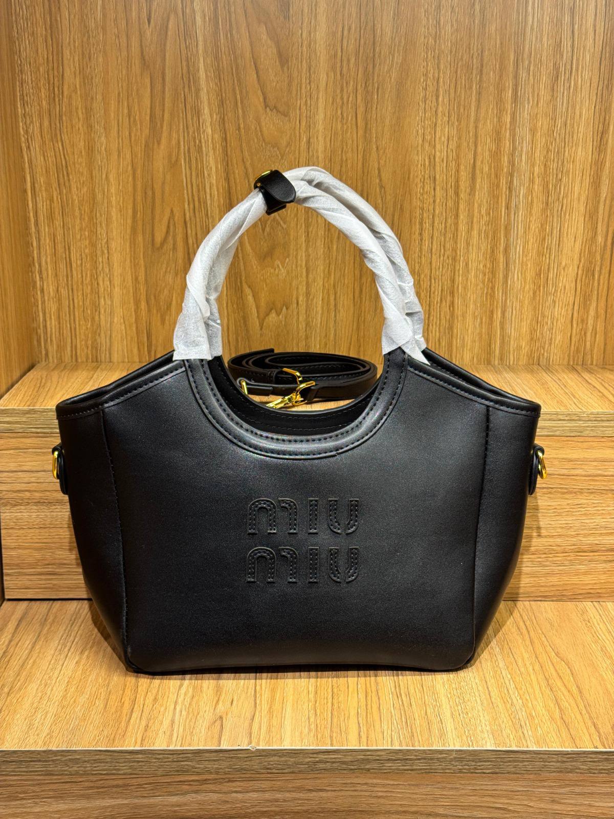 MIUMIU

Best quality
 without box


100 dhs🇦🇪🇦🇪

size 24CM

Zain290
♥️♥️♥️