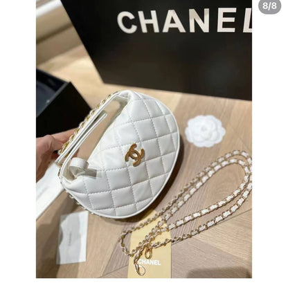 Chanel
good quality, 

with folding box, 
🎁🎁🎁

size  20*14 cm
100 dhs🪙🌺

Zain12
♥️♥️♥️