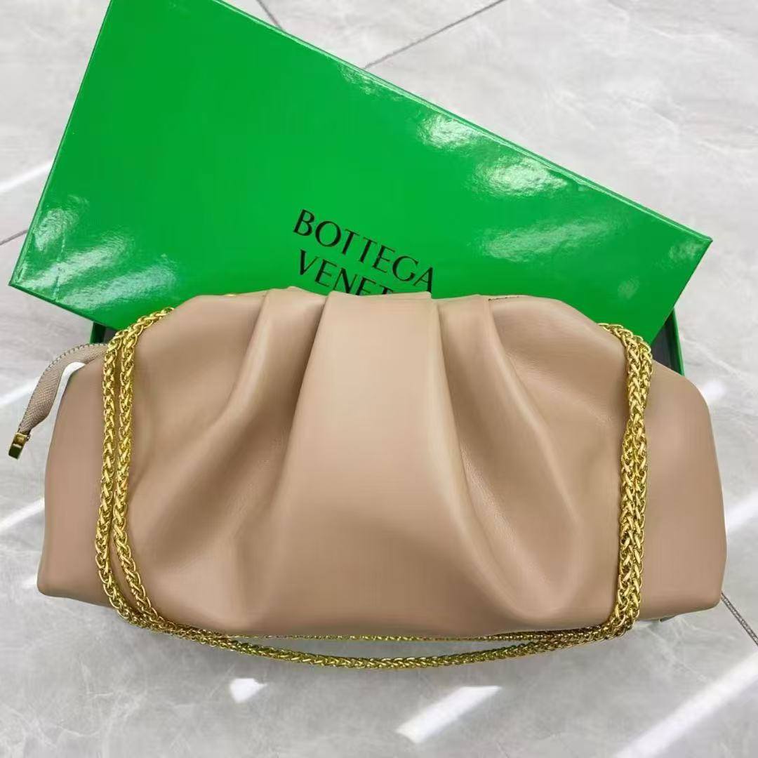 Bottega

with box
🎁🎁🎁

65 dhs✅

Zain232
♥️♥️