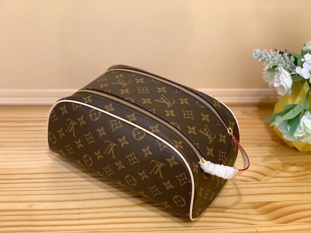 LV

Model:Toiletry Bag
Trim:Cowhide leather
Size:24 × 13 × 13 
Quality:super master 

For Price 👇 WhatsApp✅
0568585901 
0507557372
0552275751 Owner Zain 👌

Zain325
♥️♥️♥️