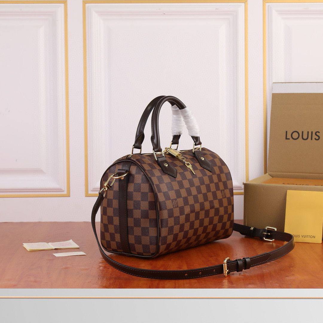 LV SPEEDY 
25CM ,GOOD QUALITY 
WITH BOX 
100 dhs✅

Zain295
♥️♥️♥️