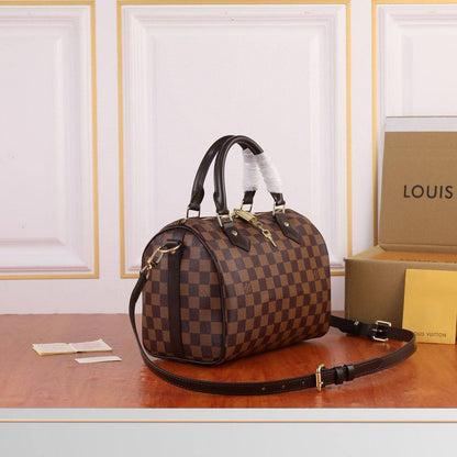 LV SPEEDY 
25CM ,GOOD QUALITY 
WITH BOX 
100 dhs✅

Zain295
♥️♥️♥️