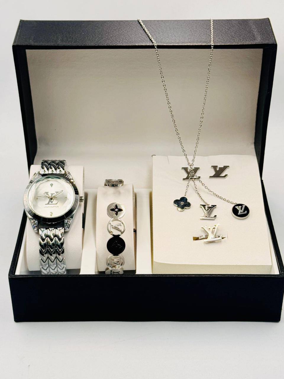 LV ladies set 

with box 
🎁🎁🎁

90 dhs❣️

Zain08
♥️♥️♥️