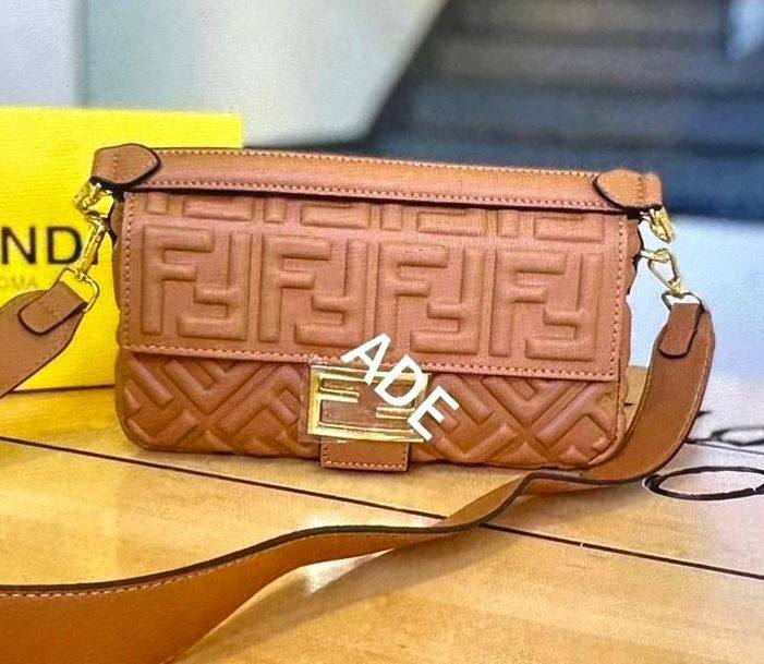 Fendi
High Quality

With box🎁🎁🎁

Size 26cm
90 dhs💓

Zain136
♥️♥️♥️
