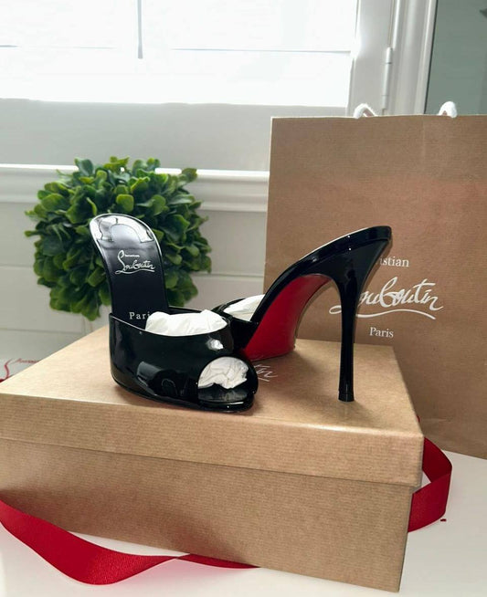 Christian Louboutin
🍁 *SIZE:  36 TO 41*🍁
260 dhs✅

Zain224
♥️♥️♥️