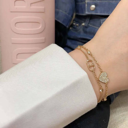 Dior 🦋*
Bracelet 🔥
good quality 💯
With normal boxes 🗃️
And paper bag 🛍️
30 dhs✅

With master box 📦 
45 dhs✅

Zain216
♥️♥️♥️