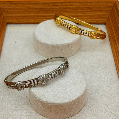 Bangle ❤️‍🔥*
good quality 💯
With black boxes 🗃️ 
20 dhs💓
With normal boxes 📦 
And paper bag🛍️
30 dhs💓

Zain216
♥️♥️♥️