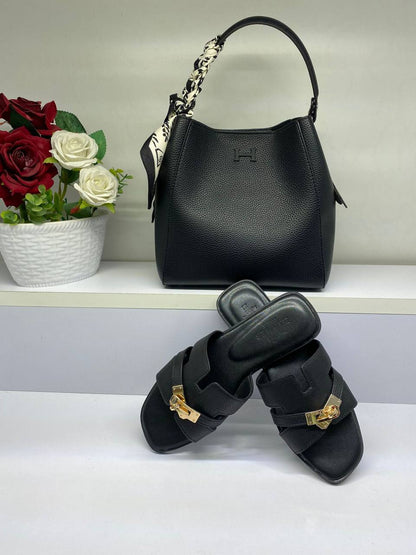 Hermes Set
170 dhs✅
Bag size 24 cm
Slipper size 36…41👈

Zain161
♥️♥️♥️