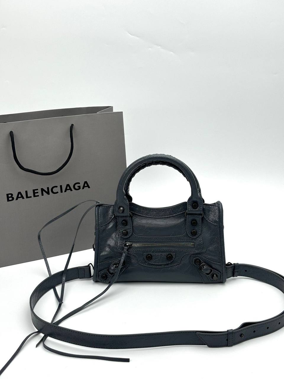 Balenciaga  
Master
big size:42cm 
380 dhs✅

small size :18cm 
280 dhs✅

Zain114
♥️♥️♥️