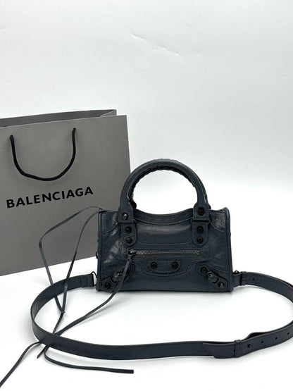 Balenciaga  
Master
big size:42cm 
380 dhs✅

small size :18cm 
280 dhs✅

Zain114
♥️♥️♥️