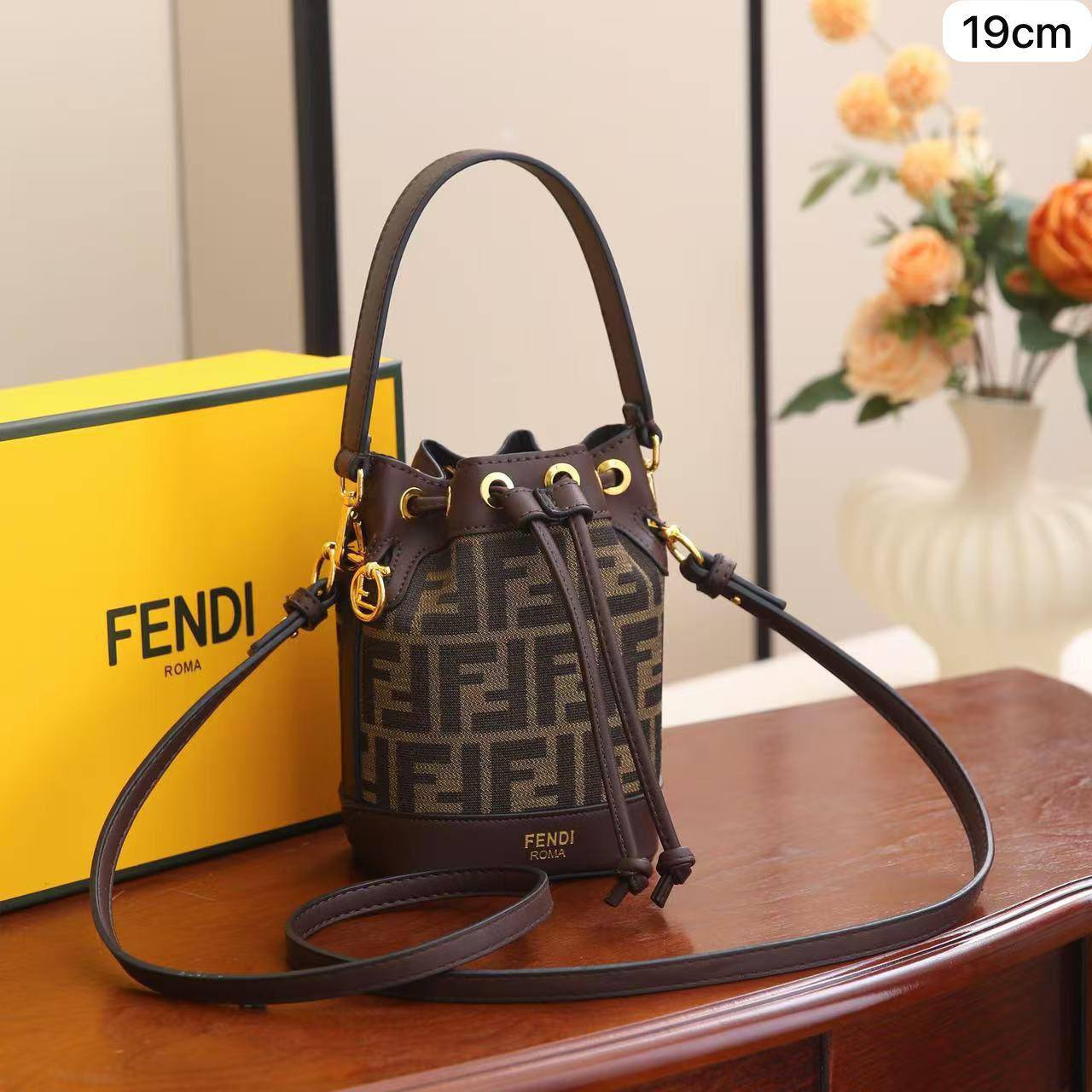 🌹 Fendi Mon Tresor
1⃣️ First quality +🎁
size : 19 * 14 * 10 cm
90 dhs🇦🇪🇦🇪
with box 🎁

Zain115
♥️♥️♥️
