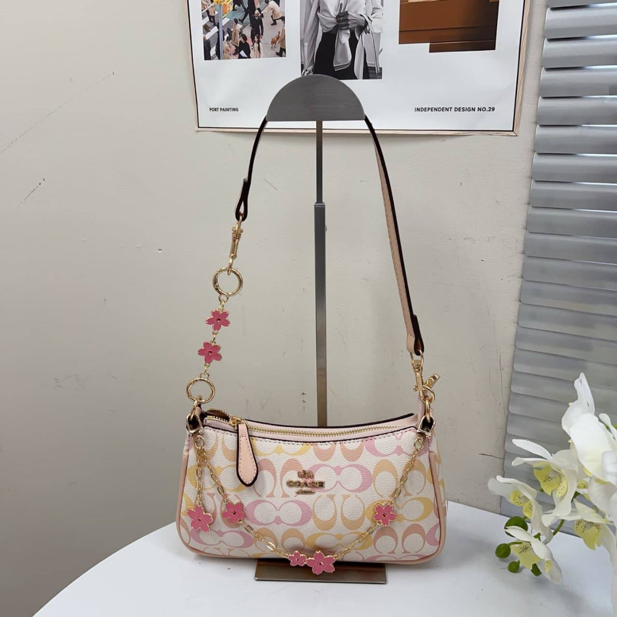 Coach 

With chain pendant

70 dhs🇦🇪🇦🇪

Zain232
♥️♥️♥️