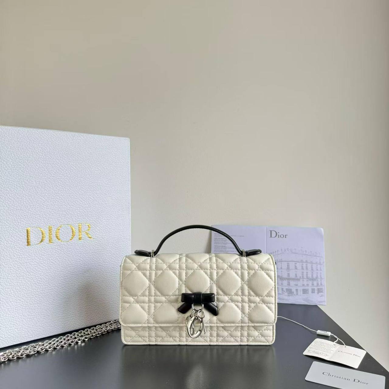 Dior
with box
master 
170 dhs✅

Zain44
♥️♥️♥️