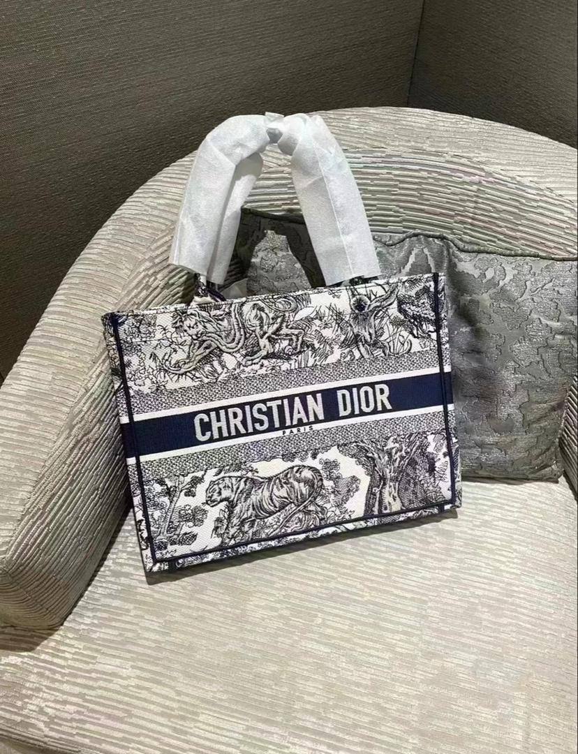 Dior
110 dhs🪙🌨️
size36-41cm
Good quality

Zain35
♥️♥️♥️
