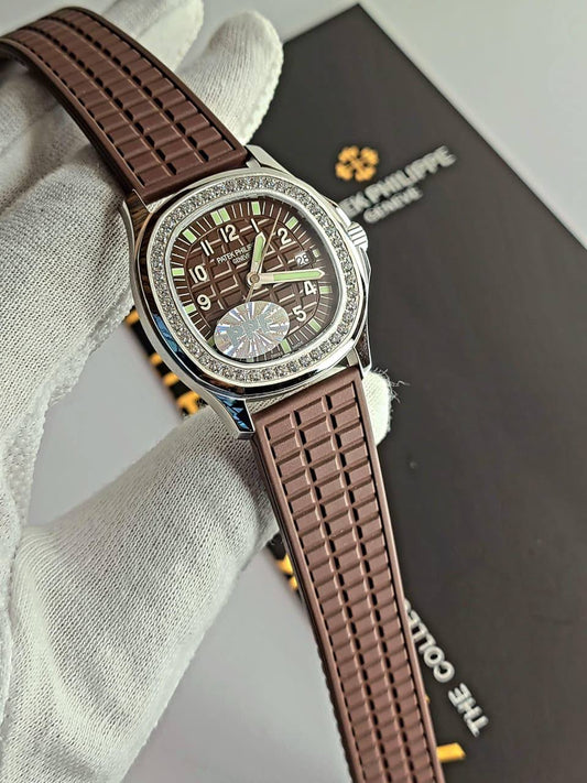 PATEK PHILIPPE
_AQUANAUT WOMEN'S WATCH SILVER CASE BEZEL STONE - STARP RUBBER BROWN & BROWN DIAL_
Reference Number: 5067A-023
Swiss Movement🇨🇭
Water Resistant 💧
Sapphire Crystal 
Super Master Quality 
With Original Box  📦🛍️
For Price 👇 WhatsApp✅
056