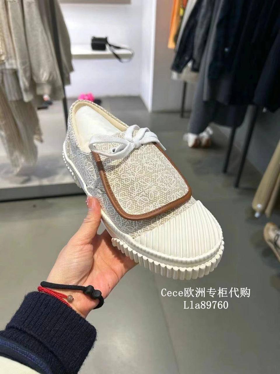 Loewe
High quality 
size 36-42 
140 dhs🪙🌨️

Zain57
♥️♥️♥️
