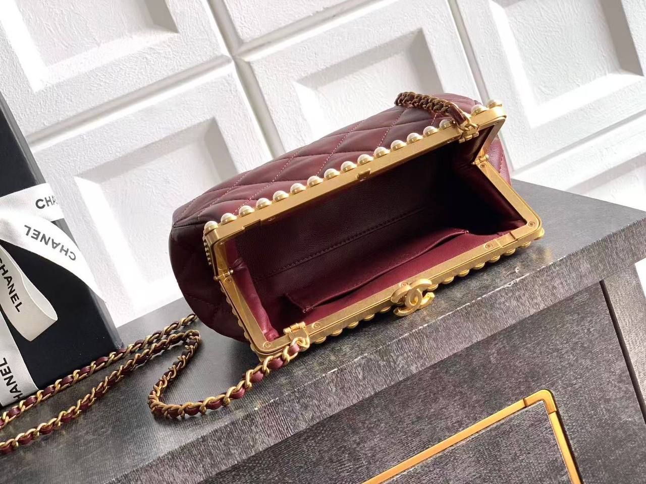 Chanel
*Pearly Lambskin, Imitation Pearls✅*
*Size 20 cm*
For Price 👇 WhatsApp✅
0568585901 
0507557372
0552275751 Owner Zain 👌

Zain274
♥️♥️♥️