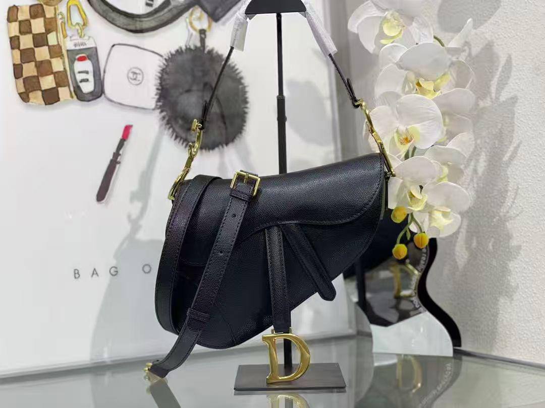 Dior Saddle🙋🏻‍♀️
Master
25cm🫶🏼🫶🏼
320 dhs✅🥰

Zain297
♥️♥️♥️