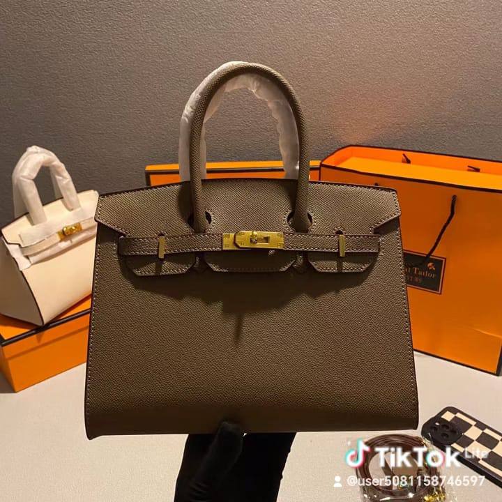 Hermes
GOOD QUALITY 
115 dhs🌺
SIZE 30 CM

Zain200
♥️♥️♥️