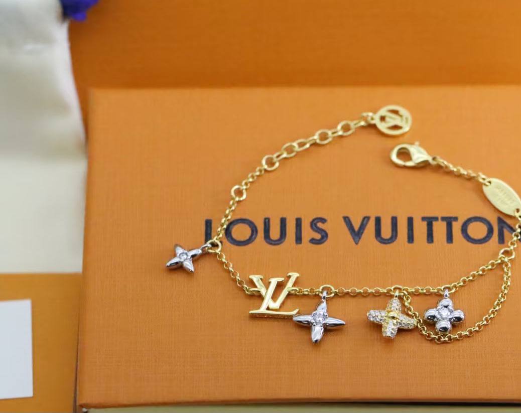 LV ❤️‍🔥*
Bracelet 🦋
Master quality 💯
With normal boxes 📦 
50 dhs✅
With master box 🗃️ 
70 dhs✅

Zain216
♥️♥️♥️