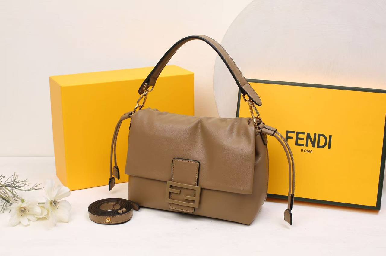 Fendi 
SIZE  ……… 22 CM 
105 dhs🪙🖤

with box
🎁🎁🎁

Zain51
♥️♥️♥️